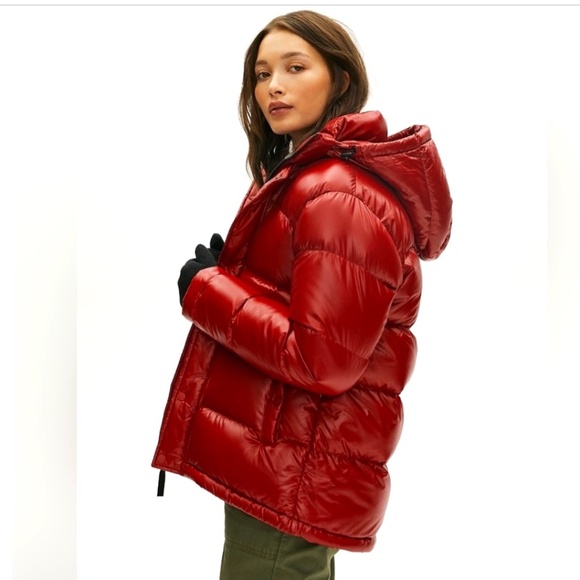 Aritzia* Tna The Super Puff Iconic Coat- Hi-Gloss Red. Size: Medium - Picture 1 of 8